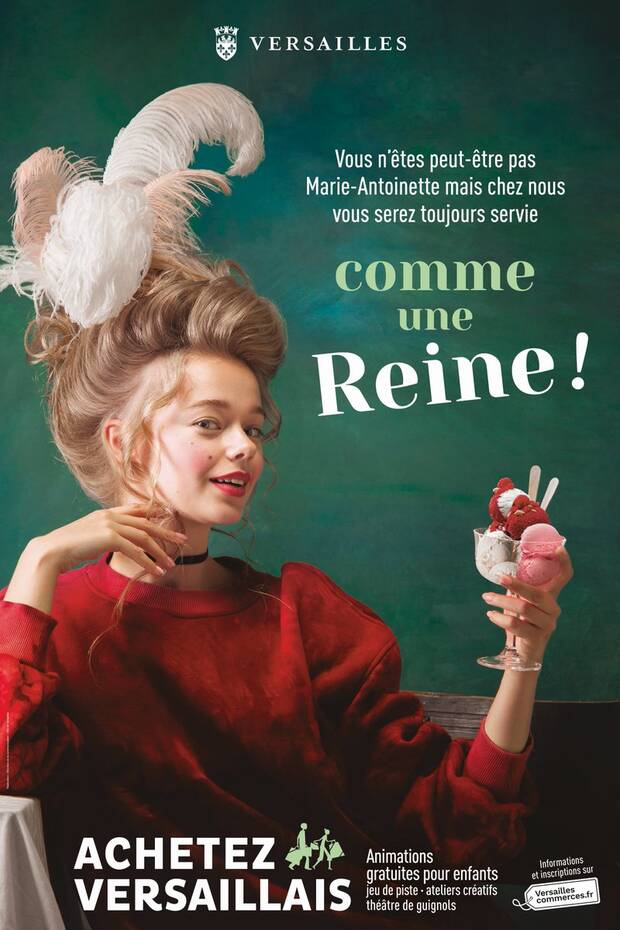 Achetez Versaillais Femme costumée et souriante, tenant une coupe de glace à la main. On peut lire "Vous n'être peut-être pas Marie-Antoinette, mais chez nous vous serez toujours reçue comme une Reine"